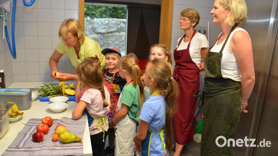 Während die eine Gruppe Pfannkuchen bäckt, bereitet die andere mit Isabell Reinhardt (hinten, links) den Obstsalat zu. Dann wird die Gruppe getauscht. Bild: dob