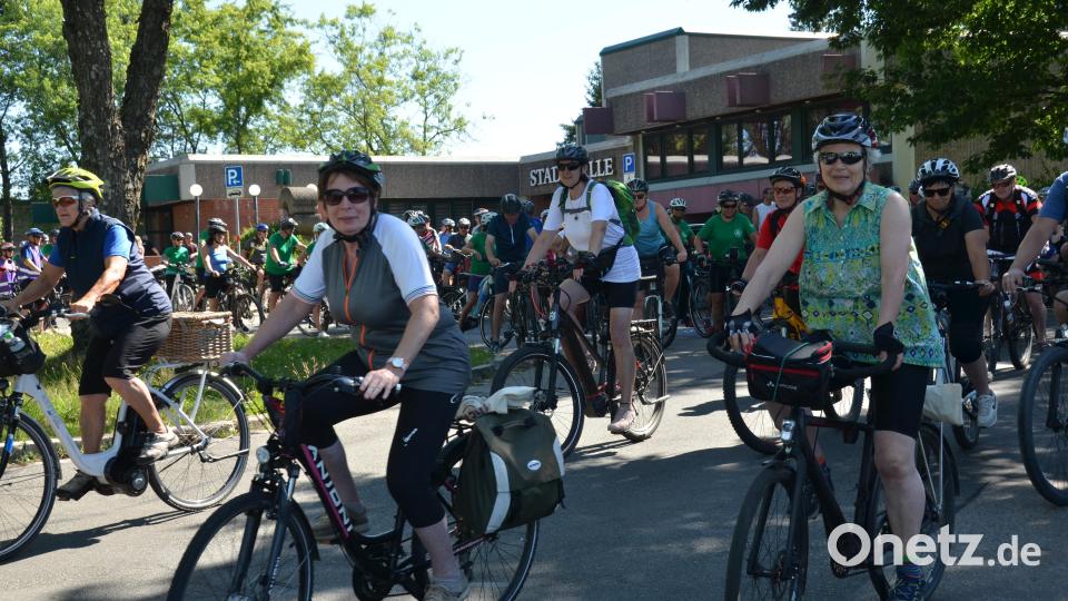Nach dem Startschuss heißt es an der Stadthalle, rein in die Pedale. Bild: dob
