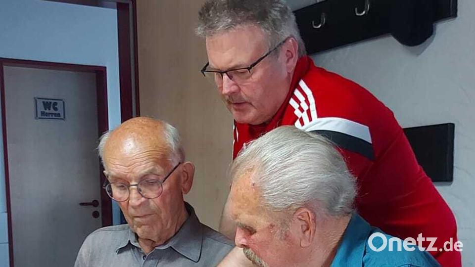 Der „Schmiederer Rais“ mit dem „Hofnerkarl Kare“ und Wolfgang Meister(Mitte): Wer hat jetzt recht? Die Antwort gibt eine alte Festschrift. Bild: DJK Falkenberg/exb