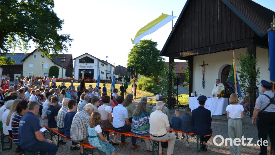 Pfarrer Forster zelebrierte den Gottesdienst an der Kapelle, bevor es zum weltlichen Fest vors Feuerwehrhaus ging. Bild: kki