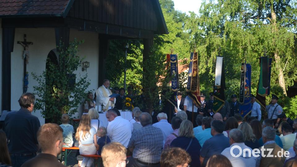 Zahlreiche Besucher und Fahnenabordnungen der Vereine folgten der Einladung der FFW Engleshof. Bild: kki