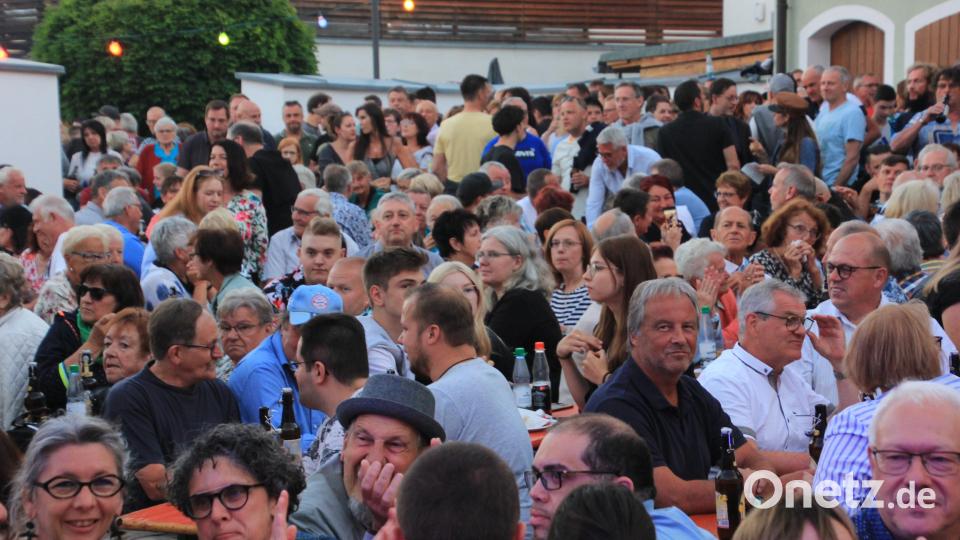 Prall gefüllt war der Rathaushof bei der Schlagerparty. Bild: kro