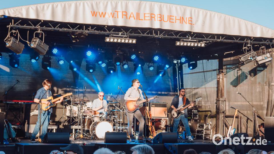Zum Einstieg spielt &quot;pez&quot; mit Band. Bild: Susanne Forster