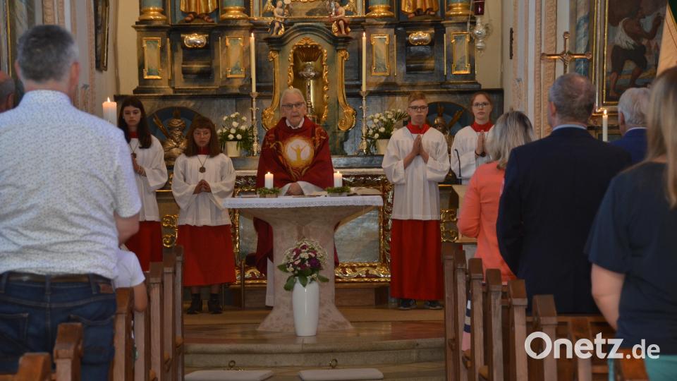 Bischöflich Geistlicher Rat, Pfarrer Gerhard Dirscherl, der tags zuvor seinen 85. Geburtstag beging, feierte mit den Oberlindern ihren Kirchenpatron. Bild: dob