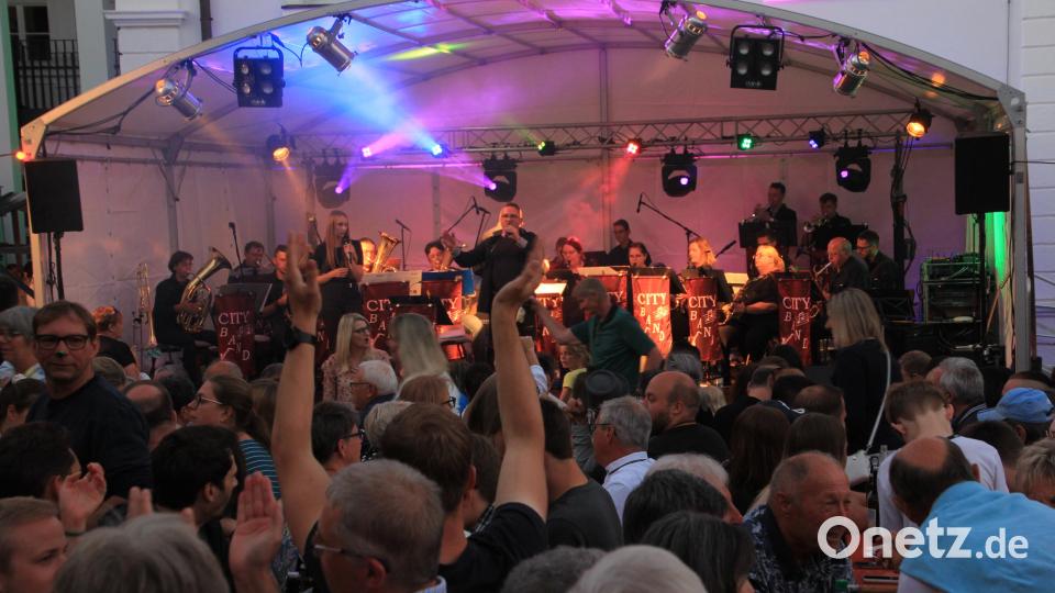 Prall gefüllt war der Rathaushof bei der Schlagerparty. Bild: kro
