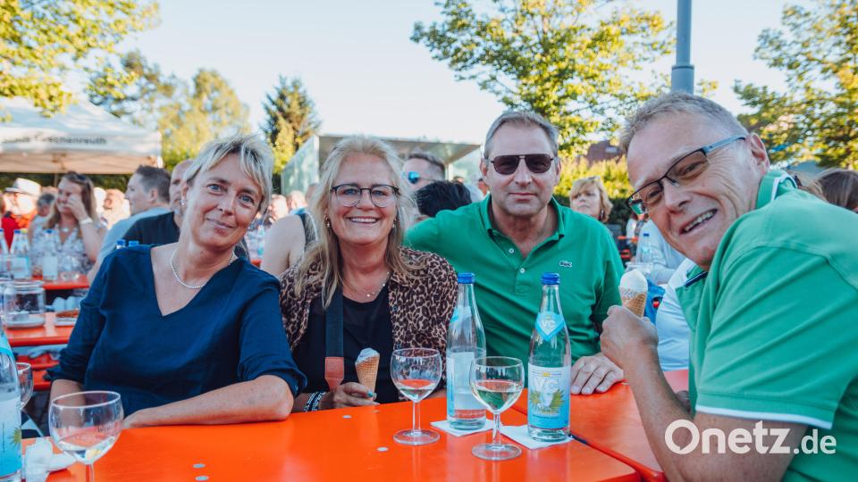 Diese Open-Air-Gäste genießen Getränke und Eis. Bild: Susanne Forster