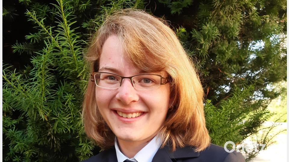Gerne zeigt sich Jugendwartin Kathrin Götz in Uniform mit ihren Auszeichnungen Bild: amö