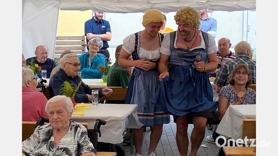 Großen Applaus konnten die beiden Heimmitarbeiter bei ihrem Auftritt als Maria und Margot Hellwig beim Hitparadenrätsel im Senioren-Servicehaus auf sich vereinen. Bild: öt