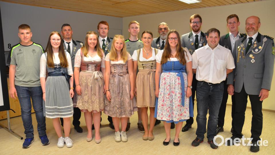 Strahlende Gesichter gab es auch bei den Vereinsmeistern, die ihre Zielgenauigkeit unter Beweis stellten. Bild: dob