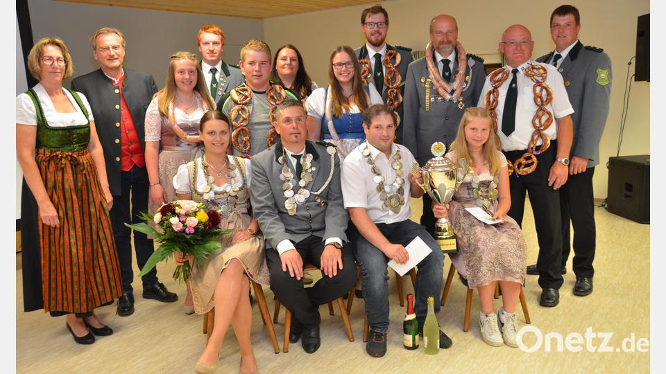 Tino Zielbauer (vorne, Zweiter von rechts) heißt der Schützenkönig 2022 der Oberlinder St. Thomas Schützen. Schützenliesl wurde Franziska Braun (vorne, links). Michael Beierl (vorne, Zweiter von links) errang den Titel des Luftpistolenkönigs und Christina Beierl (vorne, rechts) Jugendkönigin. Sie durfte auch den großen Wanderpokal von Stifter Berthold Kellner (stehend, Zweiter von links) entgegennehmen. Bild: dob