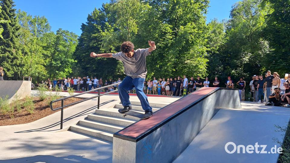 Viele Zuschauer säumen den Skatepark. Bild: Laura Enzmann