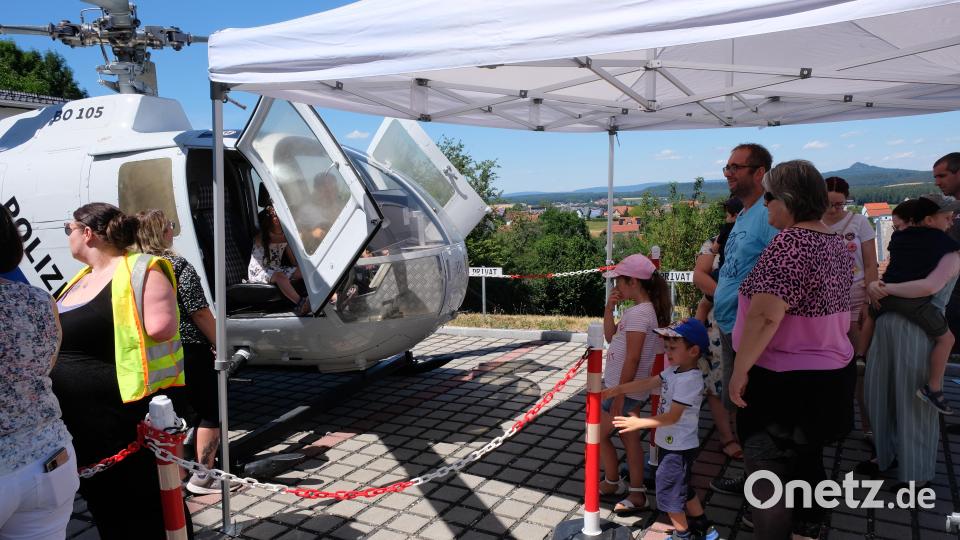 Stets dicht umlagert: Der Polizeihubschrauber. Einmal darin sitzen, dieser Traum erfüllte sich für viele Besucher, ob jung oder alt Bild: do