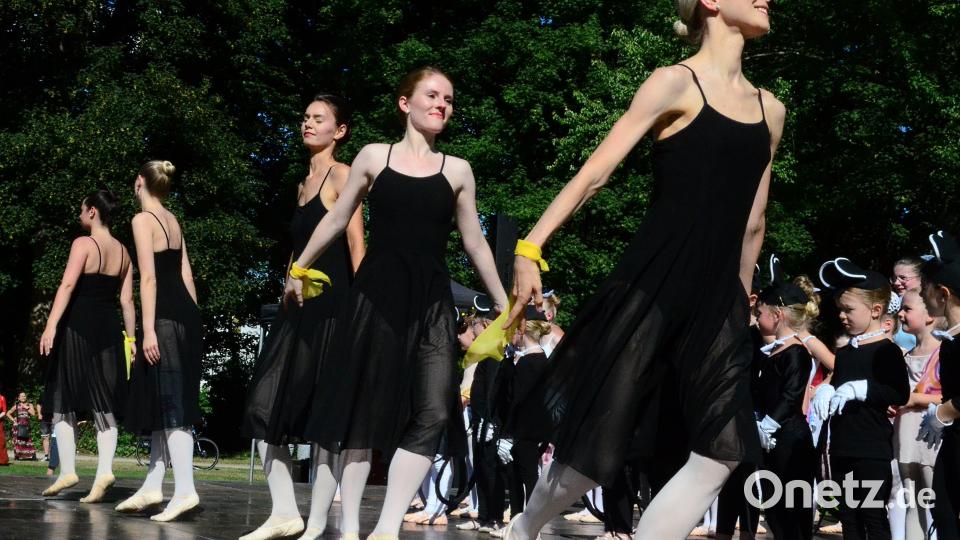 Das B.I.S. Ballett verzaubert am Sonntagnachmittag die Max-Reger-Park-Besucher. Bild: Kunz