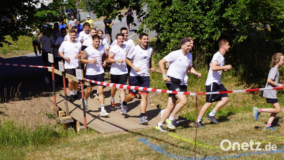 Im Startfeld des Hauptlaufs waren die 16 Fußballer das SV Immenreuth als größte Gruppe nicht zu übersehen. Sie untermauerten die Verbundenheit der beiden Gemeinden beidseits der Bezirksgrenze. Bild: bkr