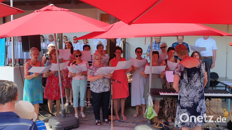 Der Spontanchor der Pfarrei bereicherte den Gottesdienst mit erfrischendem Gesang. Bild: Beer, Richard