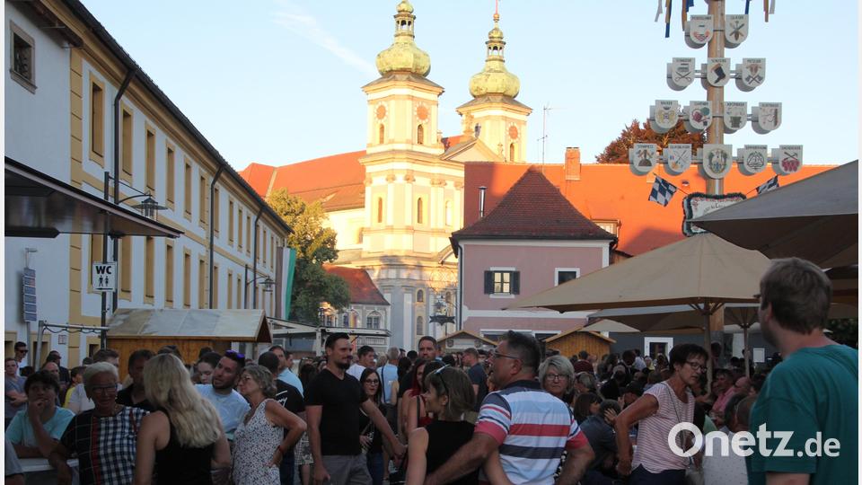 Dicht an dicht zogen die Menschen beim 40. Waldsassener Bürgerfest durch die Innenstadt. Ein reizvolles Bild bot sich am frühen Abend, als die Türme der Basilika im Sonnenschein hell erstrahlten. Bild: kro