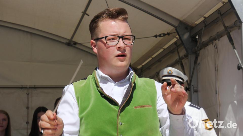 Stephan Sölch, Dirigent der Stiftländer Jugend- und Blaskapelle, dirigierte bei der Eröffnung das von ihm selbst komponierte Musikstück &quot;Mein Stiftland&quot;. Bild: kro