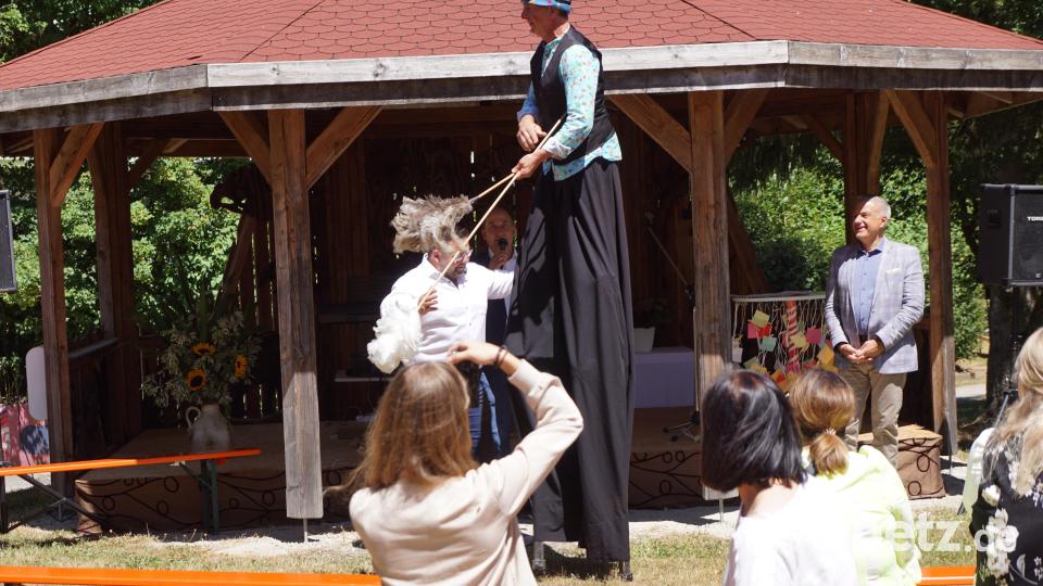 Immenreuths Bürgermeister Thomas Kaufmann wurde vom Stelzenläufer abgestaubt – zur Erheiterung der Gäste, versteht sich. Bild: bkr