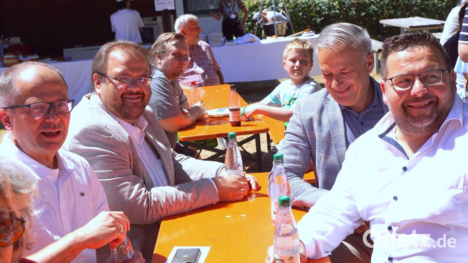 Die Bürgermeister Roman Schäffler, Hans Walter, Landrat Roland Grillmeier und Bürgermeister Thomas Kaufmann (von links) genossen die Feier. Bild: bkr