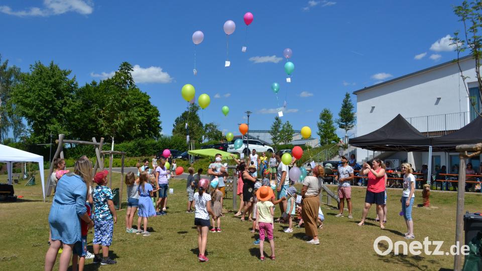 "Auf die Plätze, fertig, los!" gab Doris Troglauer vom Jugendgremium das Kommando und die Kinder schickten ihre Ballons auf die Reise. Bild: kki