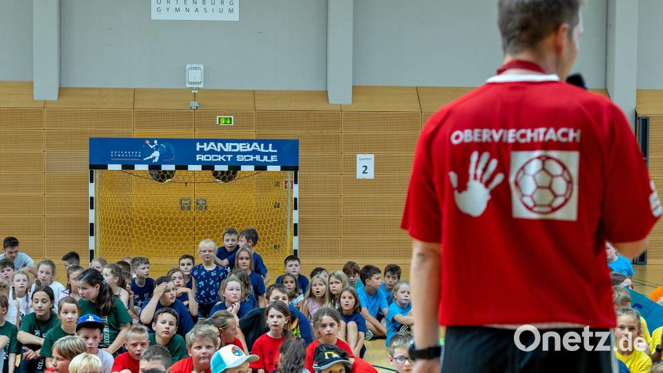 Symbolik pur während der Siegerehrung. Das Zusammenspiel von OGO und HVO während des „Handball rockt Schule“-Events zu Gunsten vieler Kinder. Bild: gud