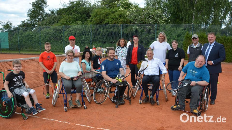 Der 19-fache Deutsche Meister im Rollstuhltennis Peter Seidl (Reihe vorne, Mitte) zeigte, wie Rollstuhltennis geht. Auch Landrat Roland Grillmeier (Zweiter von rechts sitzend) setzte sich dabei in einen Rollstuhl. Bild: jr