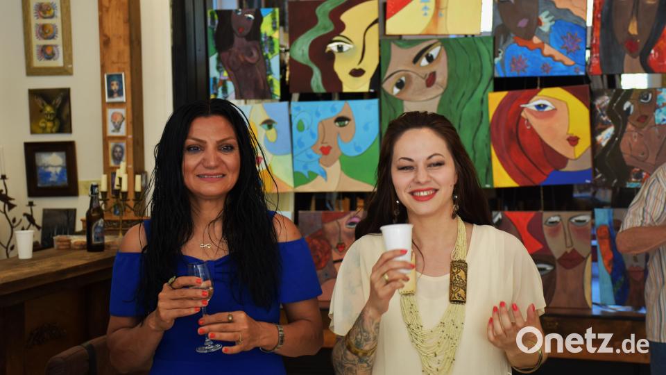 Die Künstlerin Jarzaneh Jampouri und Galeristin Desislava Dimitrova (von links) stießen gemeinsam auf ihren schönen Erfolg an. Bild: ubb