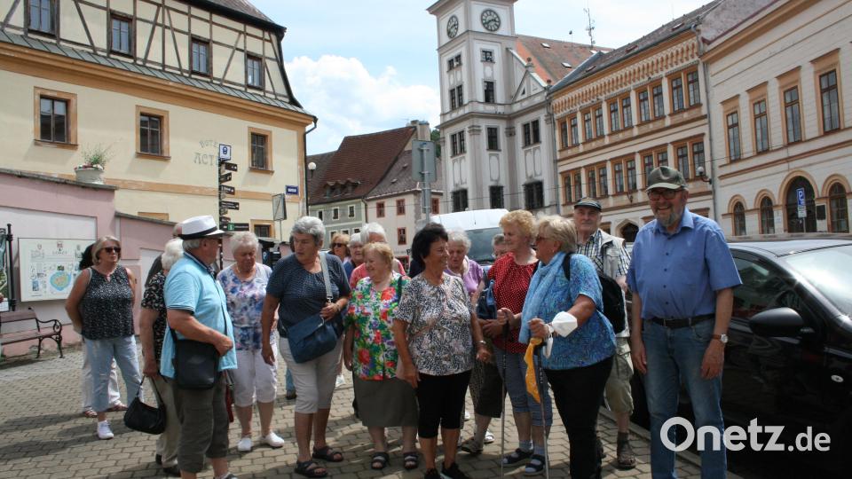 Am Beginn des Marktplatzes versammelten sich die Friedenfelser Besucher, während Ingrid Leser die Bauwerke erläuterte. Bild: roh