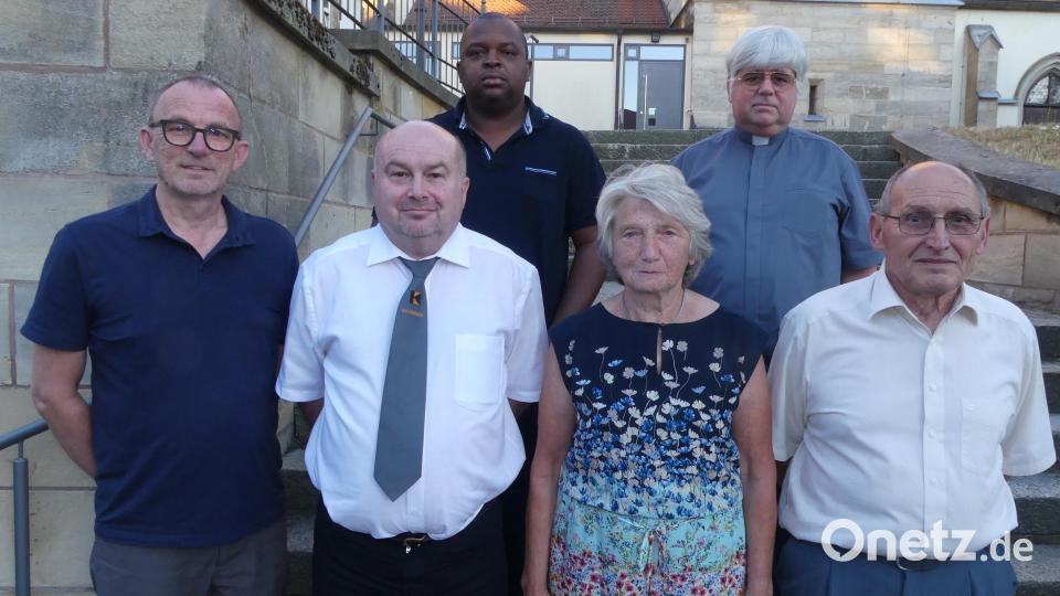 Pfarrer Thomas Jeschner und Pfarrvikar Gerald wünschten der neuen Vorstandschaft mit (von links) Jürgen Grundl-Dötsch, Peter Polatschek und Reinhold Graßler Gottes Segen. Bild: rn