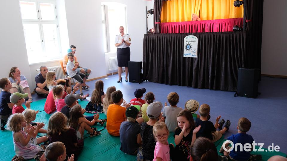 Vielgestaltig war das Eröffnungsprogramm: Im Dienstgebäude des Landratsamtes begeisterten die Vorführungen der Polizeipuppenbühne. Bild: do