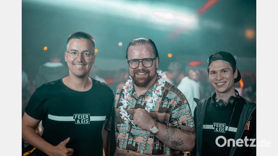 Über den Erfolg freuen sich die beiden DJ´s von &quot;Feier &amp; Eis&quot; mit Veranstalter Michael Braun (Mitte). Bild: gz
