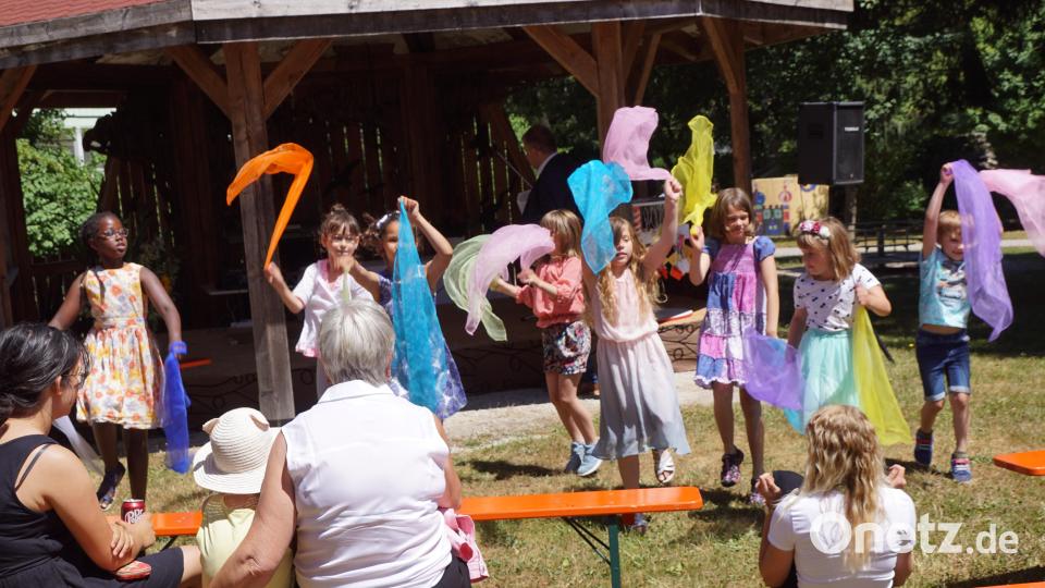 Der Regenbogentanz, ein Beitrag der SOS-Kinderdorfkinder bei der Begrüßung. Bild: bkr