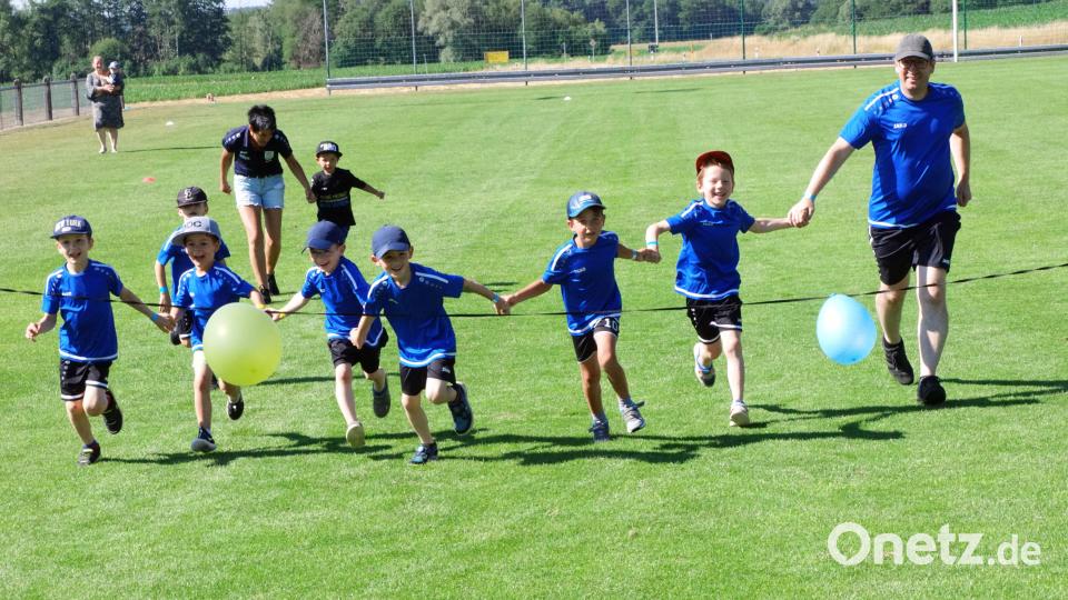 Gemeinsamer Endspurt für ein Kindergruppe beim Bambinilauf. Bild: bkr