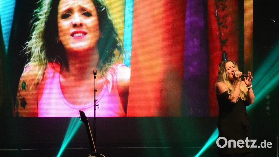 Daniela Alfinito, Tochter von Bernd Ulrich, ist mehr als nur ein Pausenfüller und begeistert ebenso die Zuhörer. Bild: Kunz