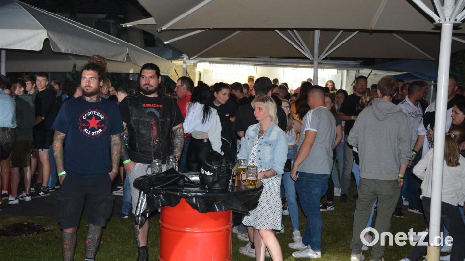 Rund ging es am Wochenende bei „Rock in Staaz“ in Großensterz, vor allem am Samstagabend. Mehrere Hundert Besucher waren der Einladung der Feuerwehr zu dem Event gefolgt. Bild: jr