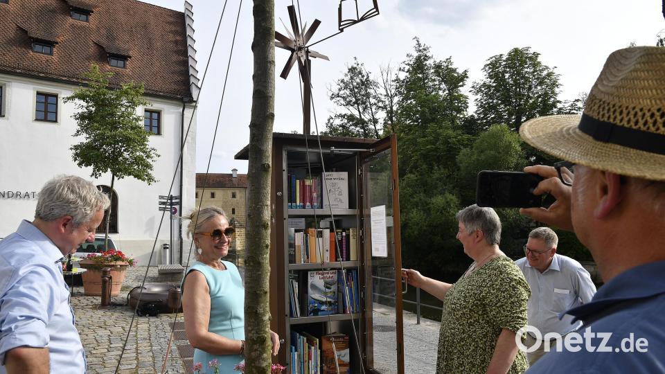 Amberg hat wieder etwas Neuen: die &quot;Ambairg Bücherzelle&quot; in der Schiffgasse steht fortan Lesefreunden zur Verfügung.
Fabian Kern, Michaela Frauendorfer, Bettina Weisheit, Oberbürgermeister Michael Cerny und Willi Koch freuten sich darüber (von links). Bild: Petra Hartl
