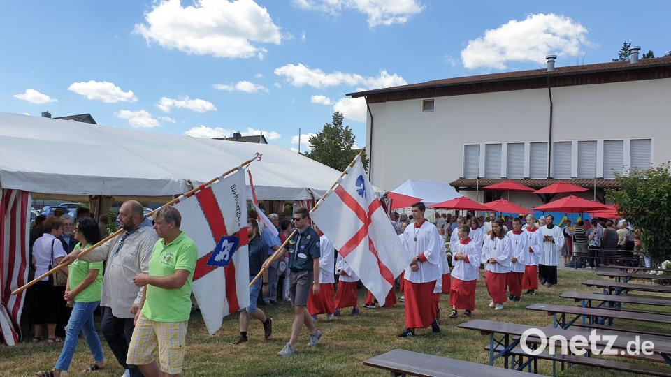 Bannerabordnungen der kirchlichen Verbände begleiteten den Gottesdienst zum Pfarrfest auf der Wiese am Kettelerhaus. Bild: Beer, Richard