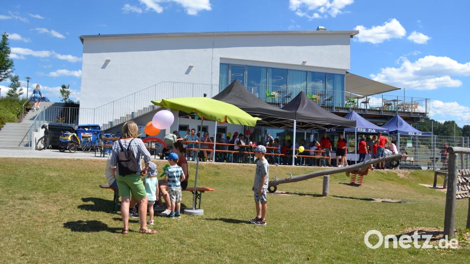 Bis in die Abendstunden füllten sich die Bänke und Tische trotz Sommerhitze zur Freude der Veranstalter. Bild: kki