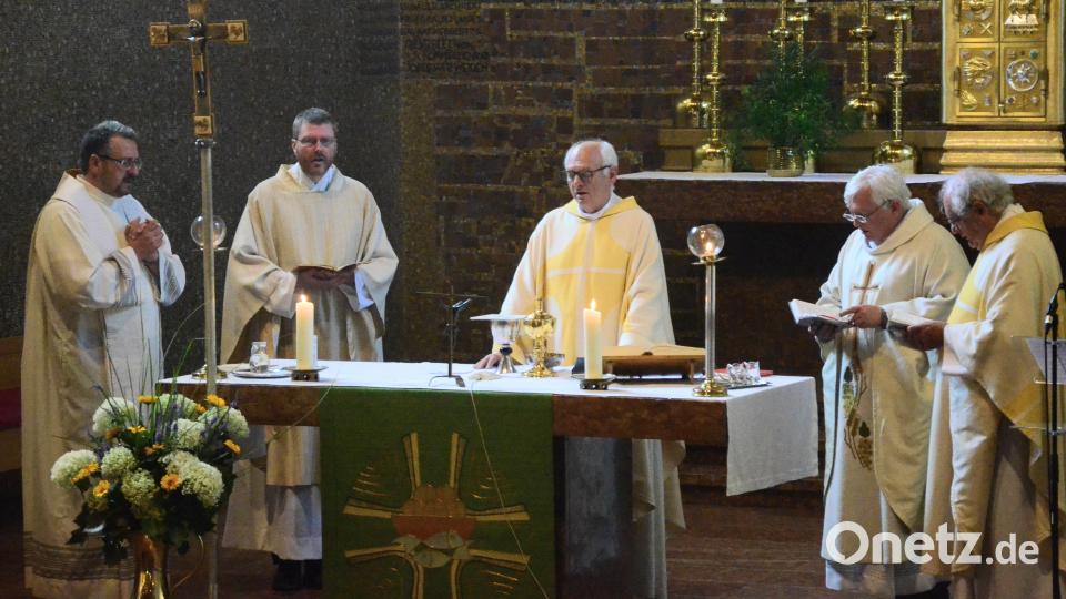Den Festgottesdienst in Herz Jesu zelebriert Prälat Johann Neumüller. Bild: Kunz