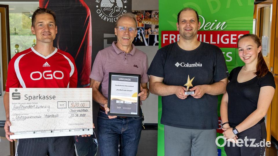 Die Preise des Deutschen Handballbundes (DHB) sowie des Deutschen Olympischen Sportbunds (DOSB) wurden nun in einem offiziellen Rahmen übergeben. „Handball rockt Schule“ wurde als bundesweites Vorzeigeprojekt ausgewiesen. Im Bild (von links) der Verantwortliche für die Stützpunktschule, Michael Teplitzky, Schulleiter Ludwig Pfeiffer, HV-Vorsitzender Michael Lang und JSFlerin Ann-Kathrin Meixner. Bild: gud