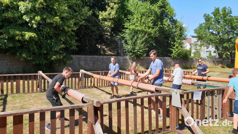 Der Menschenkicker mit echten Spielfiguren gehört zur Grundausstattung des Pfarrfestes. Jung und alt können hier gleichermaßen ihre Kräfte messen. Bild: Beer, Richard
