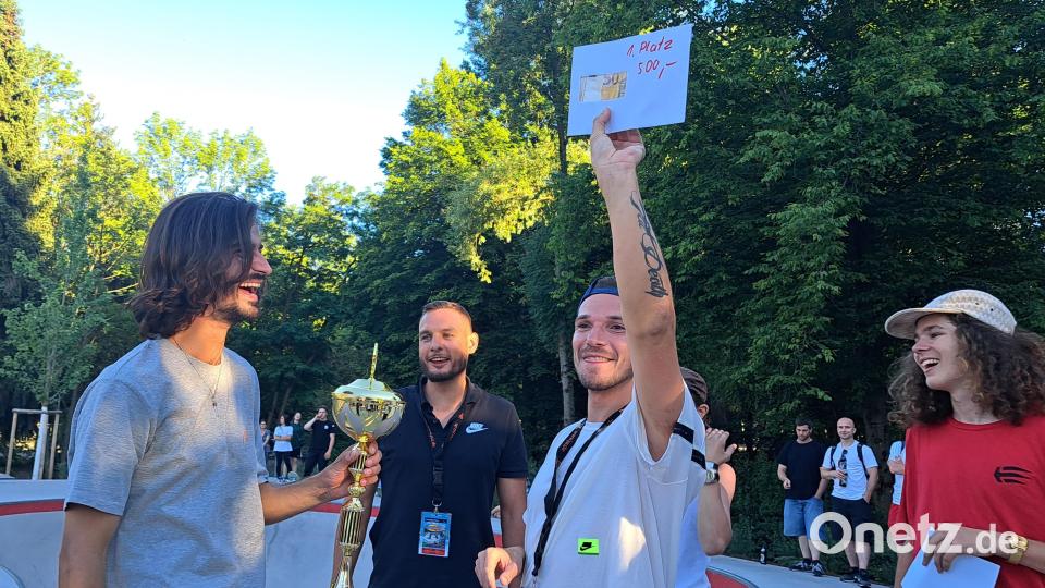 Dominik Maul (links) gewinnt den Skatecontest in der Altersklasse A und erhält ein Preisgeld von 500 Euro. Bild: Laura Enzmann