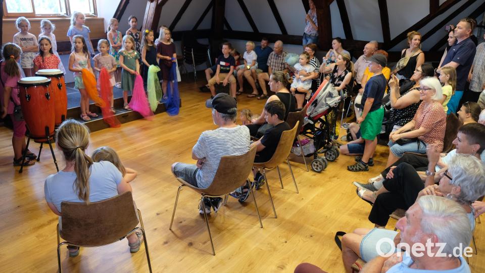 Im ehemaligen Vermessungsamt, dem neuen Domizil der Musikschule, sangen sich die Jüngsten in die Herzen der Besucher. Bild: do