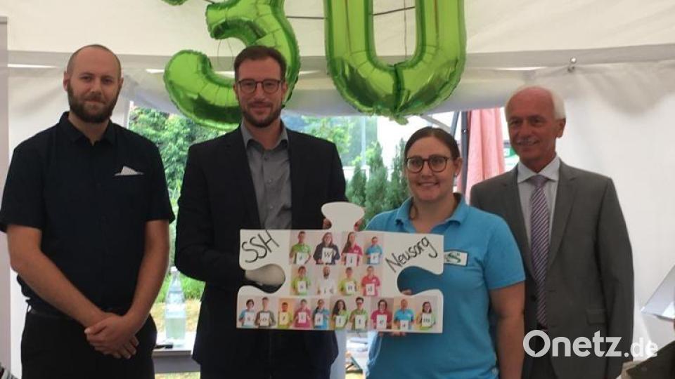 Gemeinsam mit Bürgermeister Peter König (von rechts) überreichte Stefanie Likus ,als Leiterin der sozialen Betreuung für die Mitarbeiterinnen und Mitarbeiter an Fachbereichsleiter Andreas Neugirg und Hausleiter Tobias Haensel ein Puzzleteil für das neue Logo des Sozialteams. Bild: öt