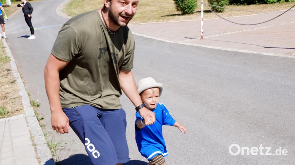 Zweieinhalb und schon flott unterwegs war Paul Nickl, den Papa Markus an der Hand der 500 Meter langen Bambinistrecke führte. Bild: bkr