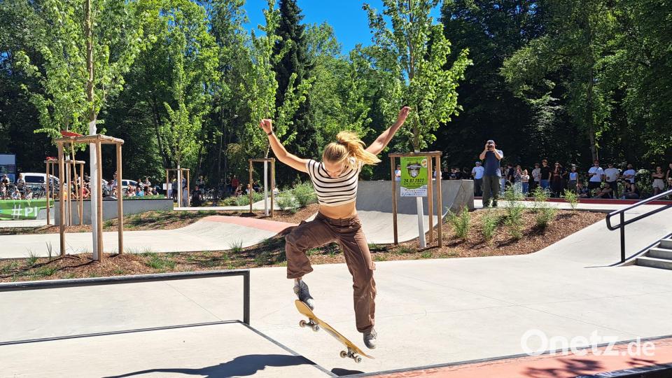 Hanna Fritsche aus Regensburg zeigte als einziges Mädchen ihrer Altersklasse B am Weidener Skatecontest ihr Können. Bild: Laura Enzmann