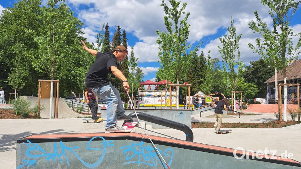 Der blinde Skater Johannes Bruckmeier nutzt einen Stock zur Orientierung. Bild: Laura Enzmann