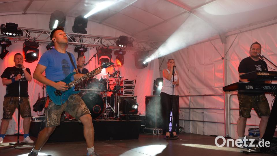 Die oberfränkische Band „Geile Zeit“ gastierte erstmals in Großensterz. Bild: jr