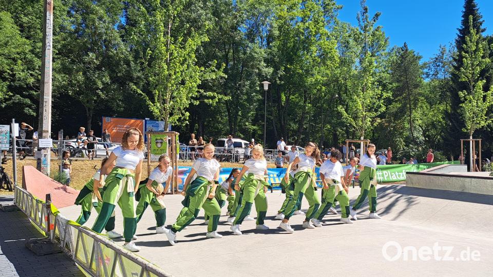Die BlackBeatz Dance Kids hielten während der Pause die Stimmung hoch. Bild: Laura Enzmann