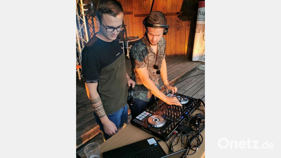 Das musikalische Aufwärmen auf der Haupttribüne übernehmen die Newcomer aus Pleystein &quot;Dj Duo Q &amp; A&quot;. Bild: gz